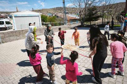 Koruma altındaki çocuklar ile köy okulu öğrencileri arasında şölen tadında etkinlik