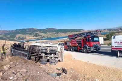 Kamyon devrildi, sürücü araçtan fırladı
