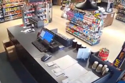 Tunceli’de 4.2’lik deprem anı güvenlik kamerasına yansıdı