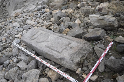 Pertek Kalesi'nde sanduka parçası bulundu