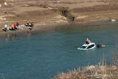 Araç köprüden baraj gölüne uçtu!