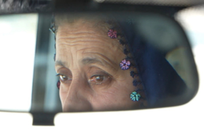 Direksiyon başında bir kadın: 15 yıldır servis şoförlüğü yapıyor