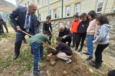 Pertek’te Geleceğe Nefes: Minik Eller Fidanları Toprakla Buluşturdu