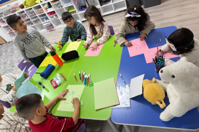 Tunceli’de Geleceğin Teminatı Minikler: Hem Haklarını Öğreniyor Hem Sahne Alıyorlar