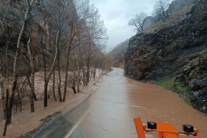 Munzur Nehri taştı, Tunceli-Ovacık yolunda ulaşım durduruldu