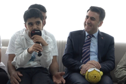 Otizmli Ali İsmail ile Vali Aygöl’ün diyalogları gülümsetti