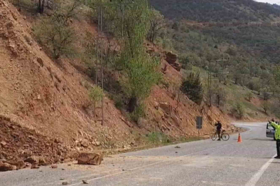 Tunceli’de yamaçtan kopan taş ve toprak kütlesi yola düştü