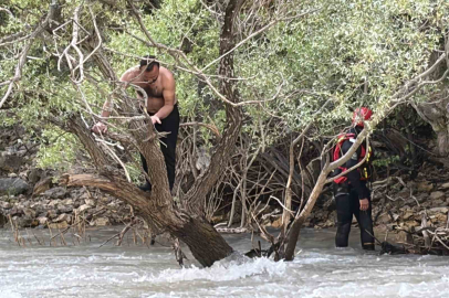 Pülümür Çayı’nda mahsur kalan şahsı jandarma kurtardı
