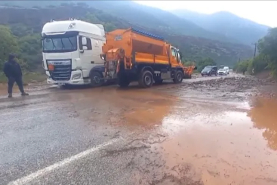 Tunceli’de yağış etkili olurken Erzincan yolunda ulaşım aksadı