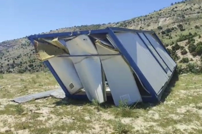Şiddetli rüzgar konteyneri 100 metre sürükledi