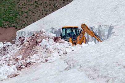 Tunceli’de haziran ortasında karla mücadele sürüyor