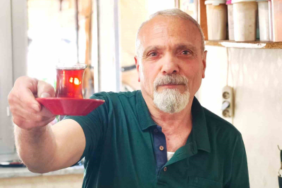 Çay demlerken şiir yazıyor: 40 yıllık çaycı şiirleriyle gönül ısıtıyor