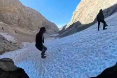 Karagöl Şelalesi’nin buzla buluşan manzarası hayran bıraktı